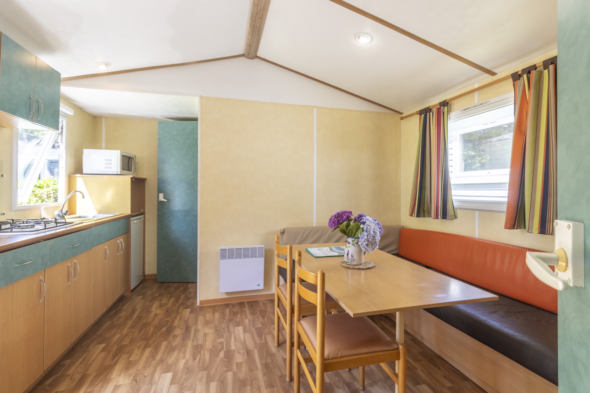 location-mobil-home-basic-2chambres-espace-vie Mobil home basic 2 chambres 4 personnes : Espace salon, séjour, cuisine