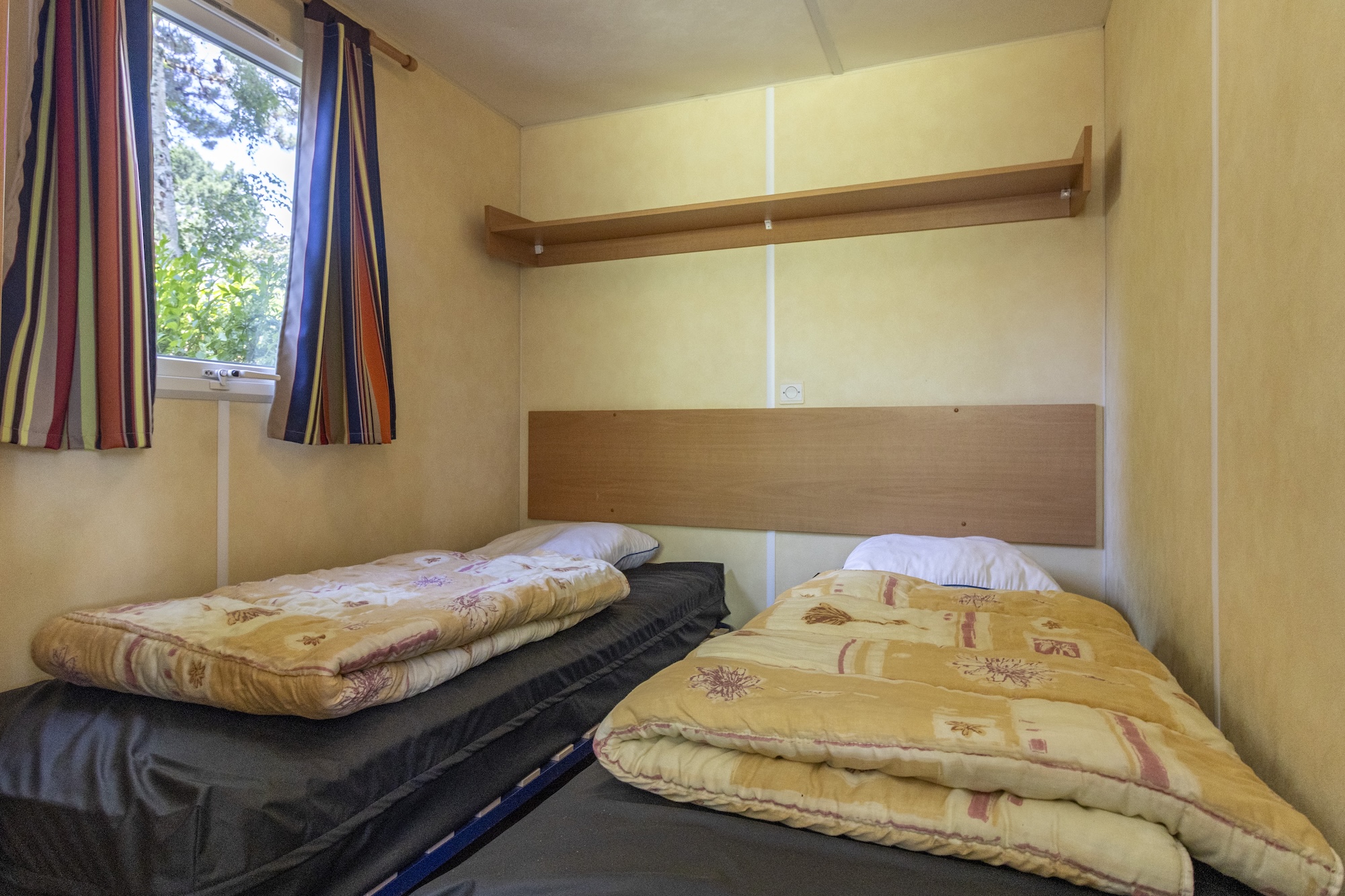 location-mobil-home-basic-2chambres-lits-simple Mobil home basic 2 chambres 4 personnes : Chambre des enfants 2 lits simples