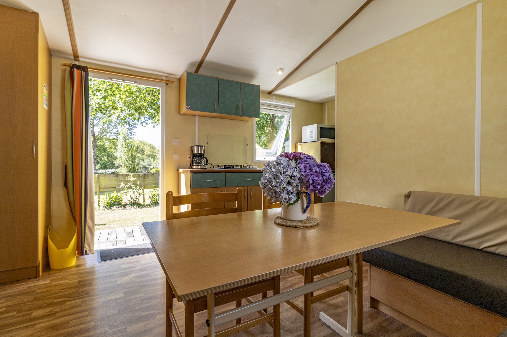 location-mobil-home-basic-2chambres-salon Mobil home basic 2 chambres 4 personnes : Coin canapé & repas
