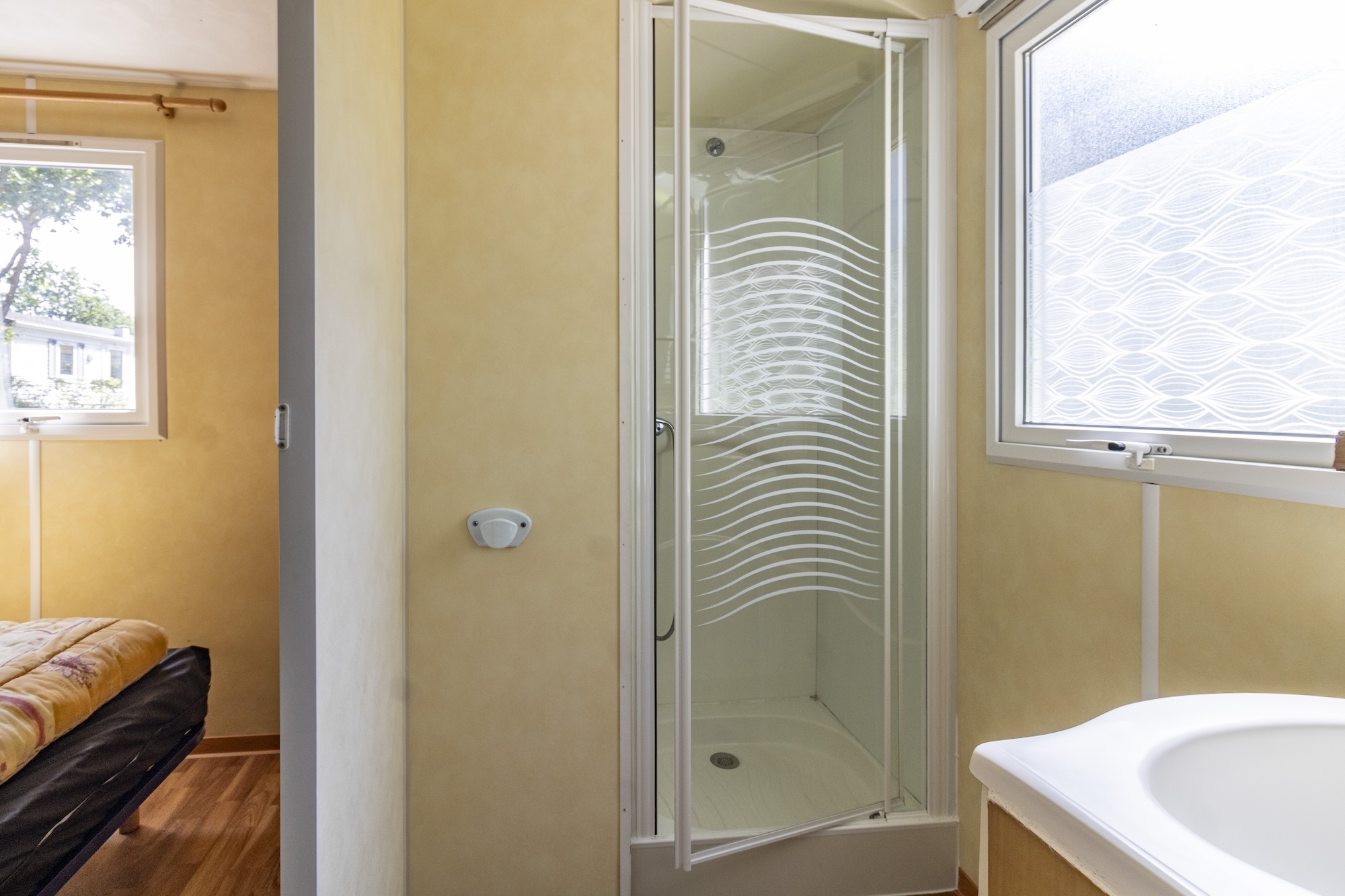 location-mobil-home-basic-2chambres-sdb Mobil home basic 2 chambres 4 personnes : Salle d'eau avec douche
