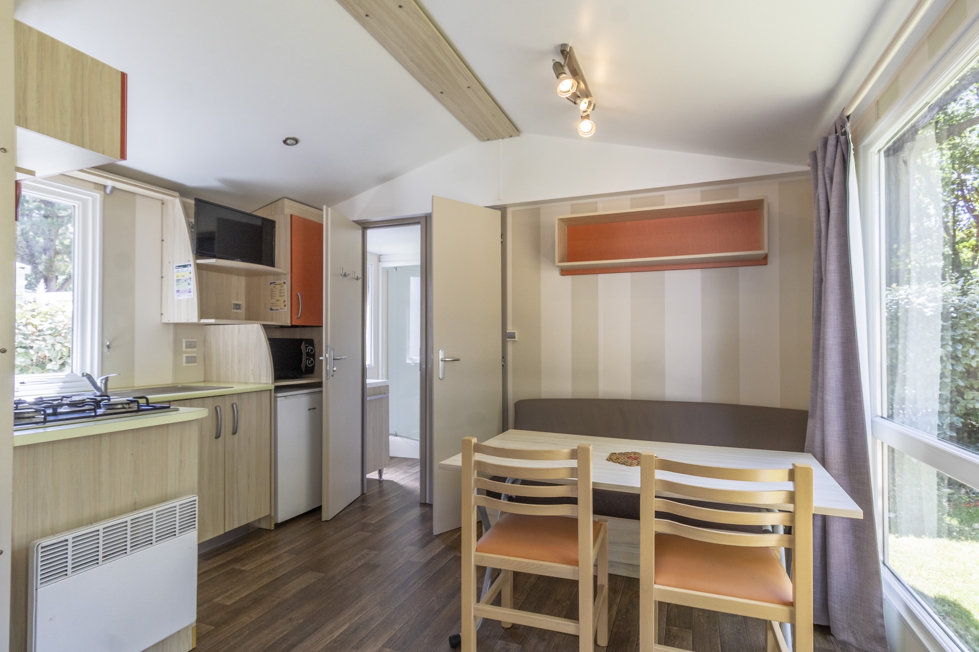 location-mobil-homes-standard-4personnes-salon-cuisine