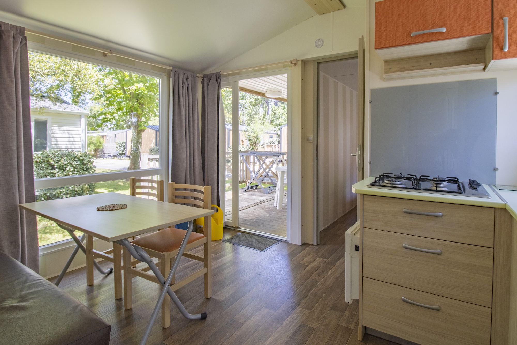 location-mobil-homes-standard-4personnes-salon-sejour.jpg